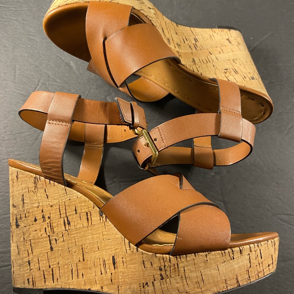 Tahari women’s size 7.5 brown strap sandals